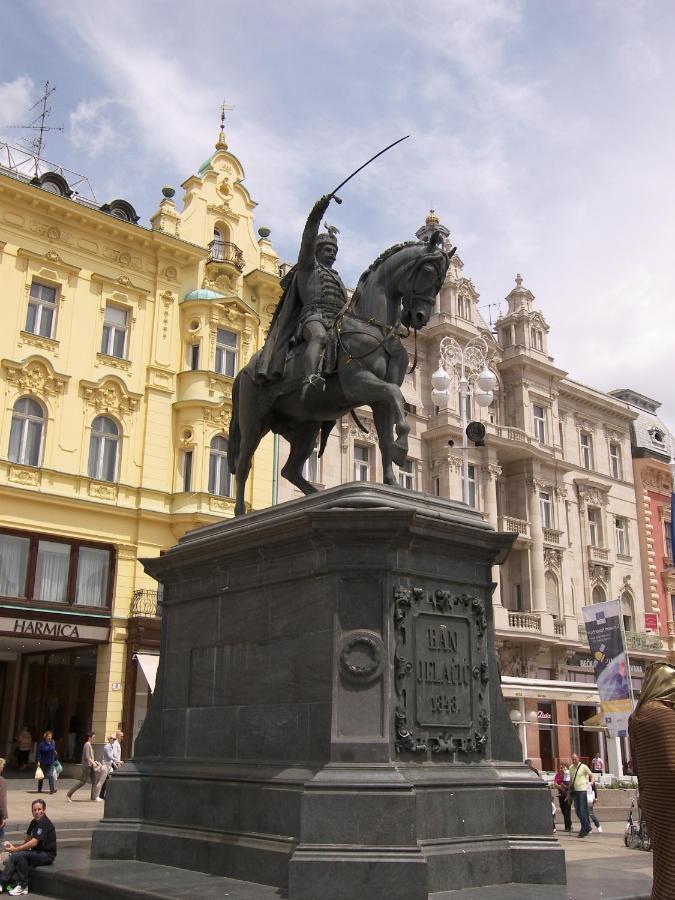Studio Apartment With A View Of Ban Jelacic Square Zagreb Cameră foto